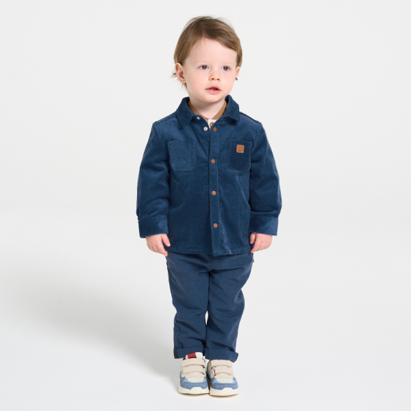 قميص من الثوب المخملي المضلع، باللون الأزرق البحري للأولاد الصغار